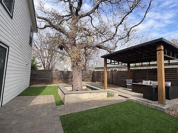 Large fully fenced private yard _ ideal for pets and outdoor living