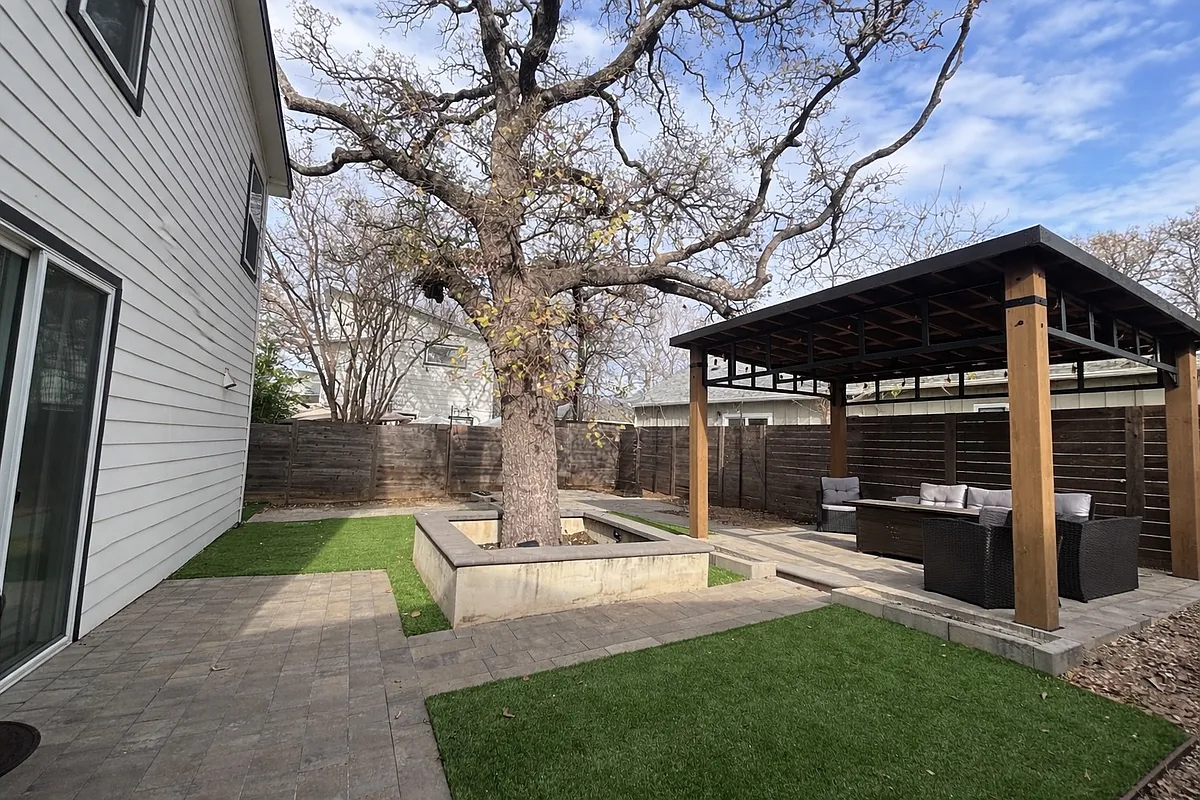 Large fully fenced private yard _ ideal for pets and outdoor living - 5314 Downs Dr #B