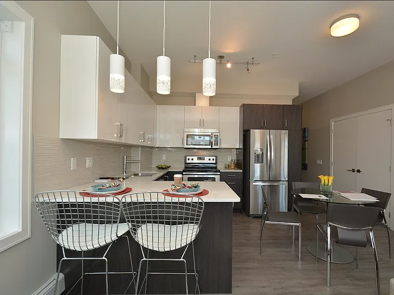 2110 Centre St N — Photo 7
