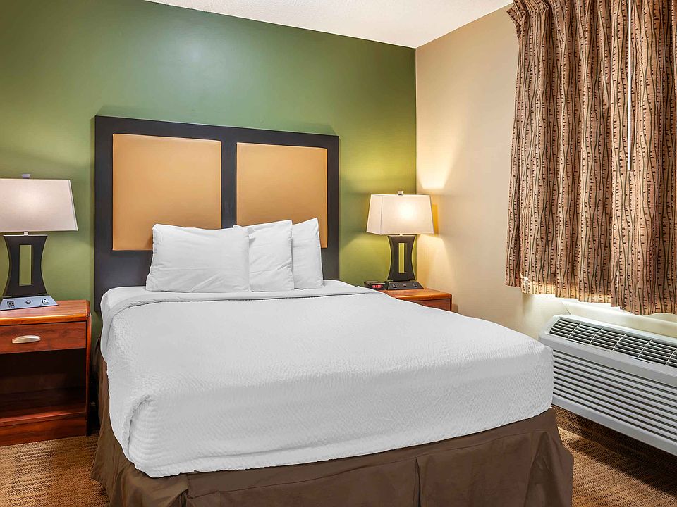 Deluxe Studio - 1 Queen Bed