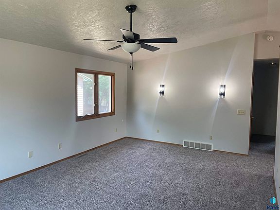 4th image of 814 S Juneau Ln