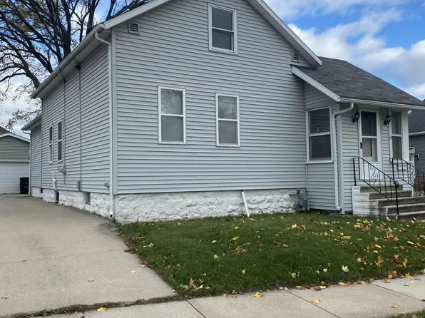 1020 Waugoo Ave, Oshkosh, WI 54901