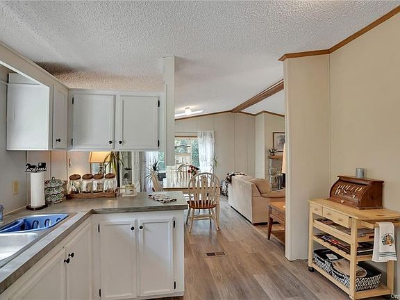 5th image of 20 Bollenbach Dr