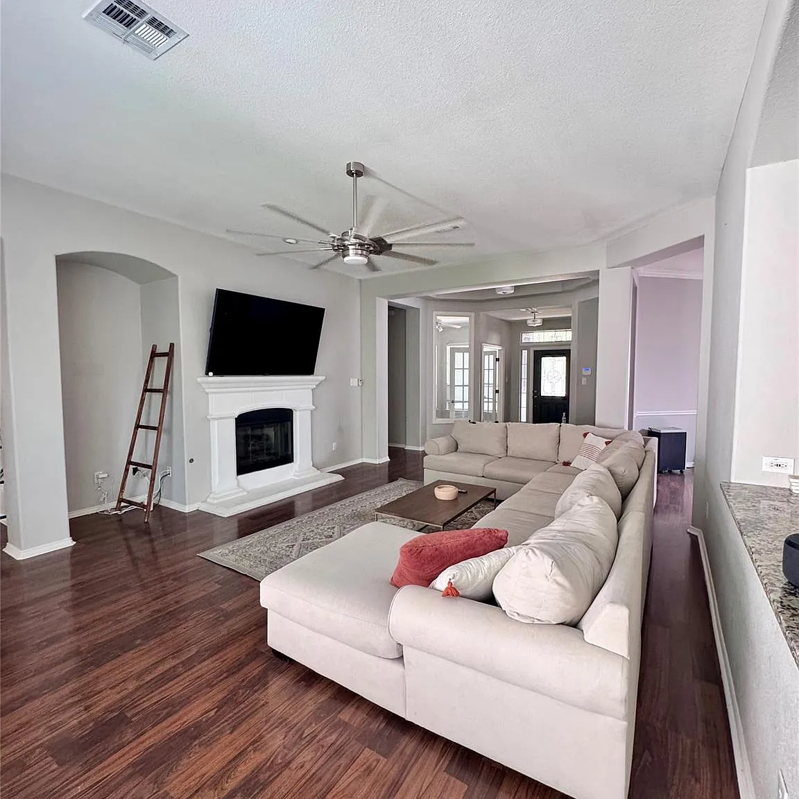 4 bed, 2.0 bath, 2406 sqft, $2,700 — Photo 2