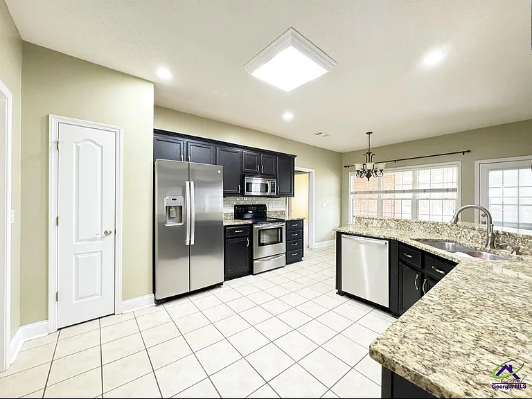 701 Victoria Cir — Photo 9