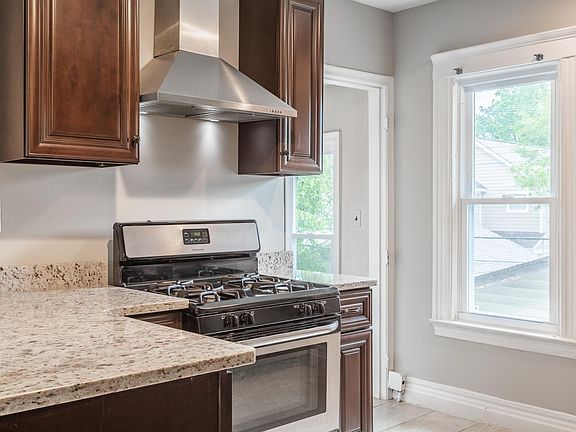 4th image of 409 E 6th St #3