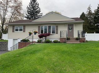 17 Provost Dr, New Windsor, NY 12553