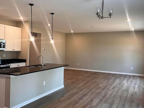 3rd image of 410 Waterlily Ln