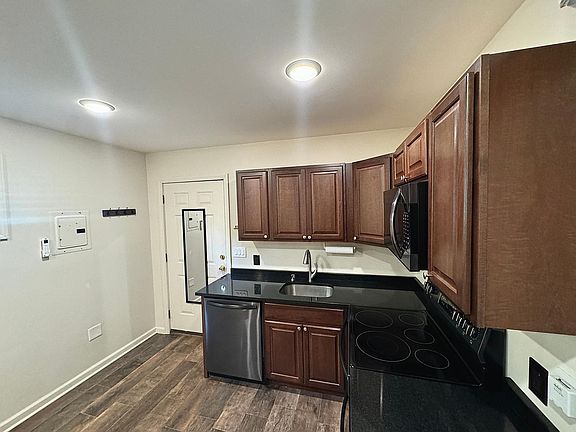5th image of 80 Hallock Ave #2