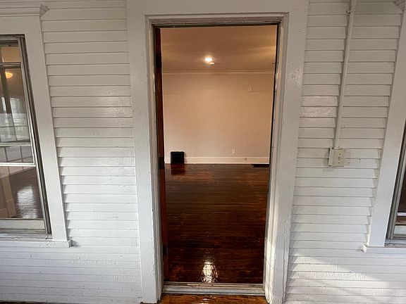 5th image of 301 E Illinois Ave