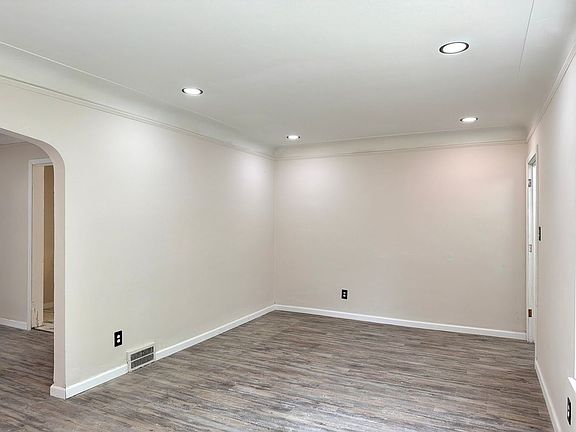 5th image of 16822 Robson St
