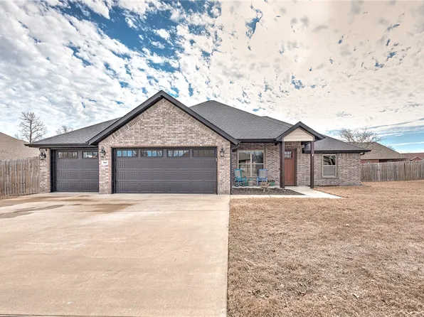 909 Carter Ct, Siloam Springs, AR 72761