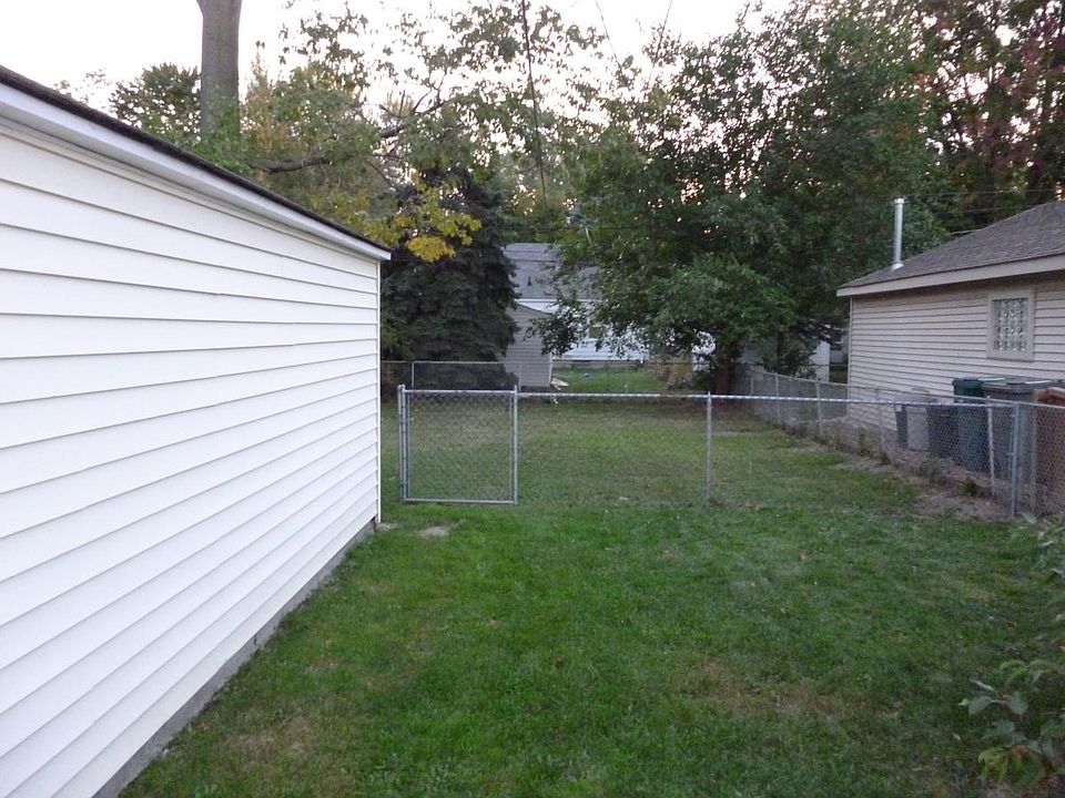 2nd image of 3370 Houston St