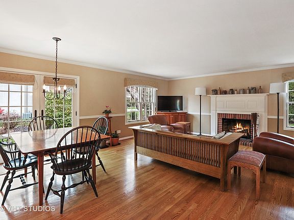 2nd image of 220 Carriage Hill Cir
