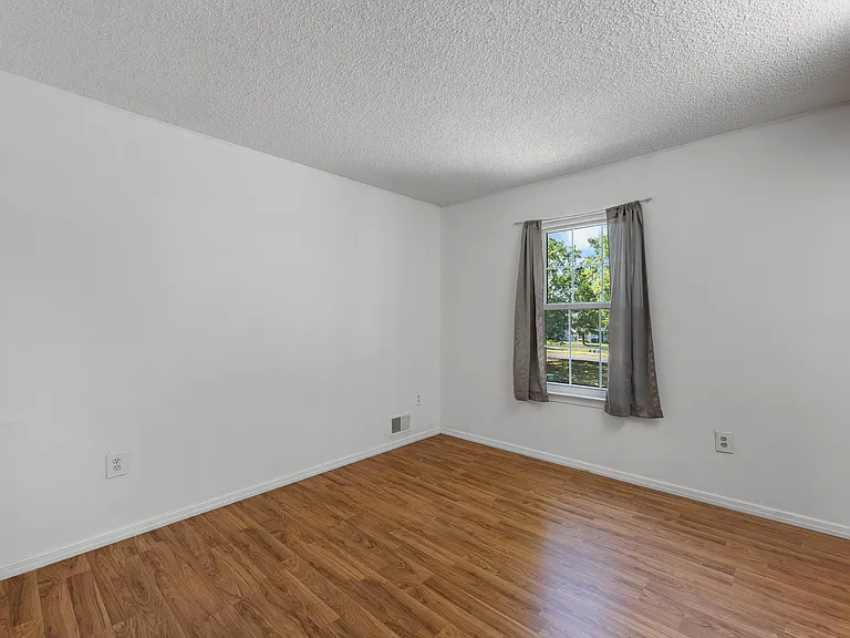 61 Canterbury Ct — Photo 16