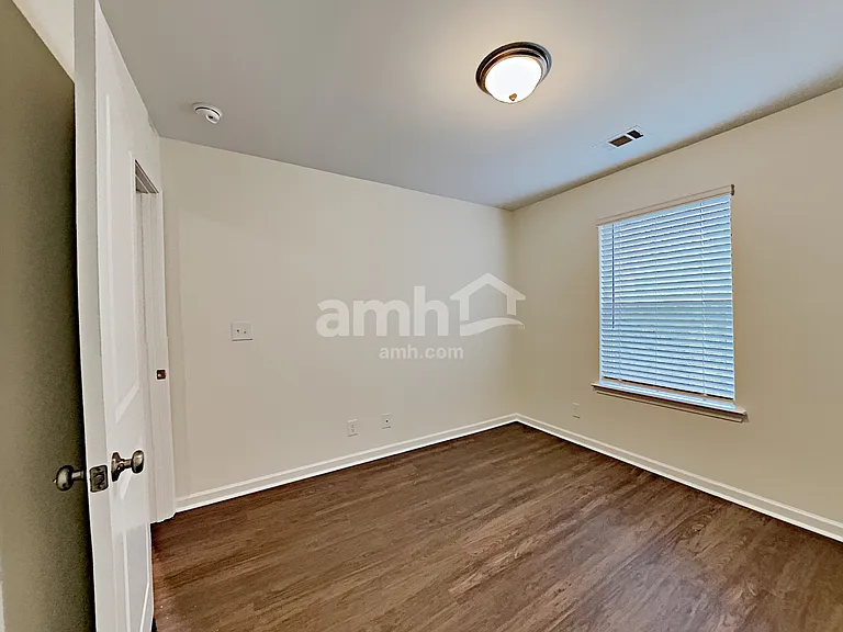 180 Landsdown Xing — Photo 20