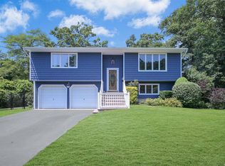 28 Bayview Dr, Oakdale, NY 11769