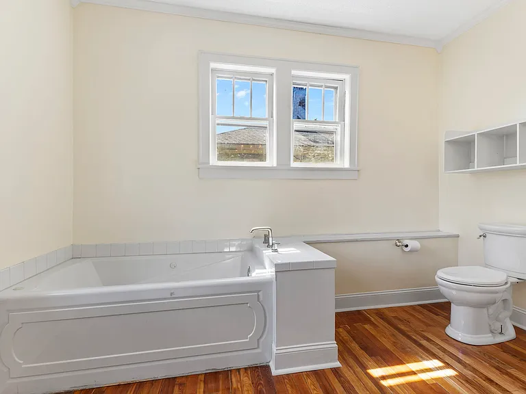 bathroom/ whirlpool