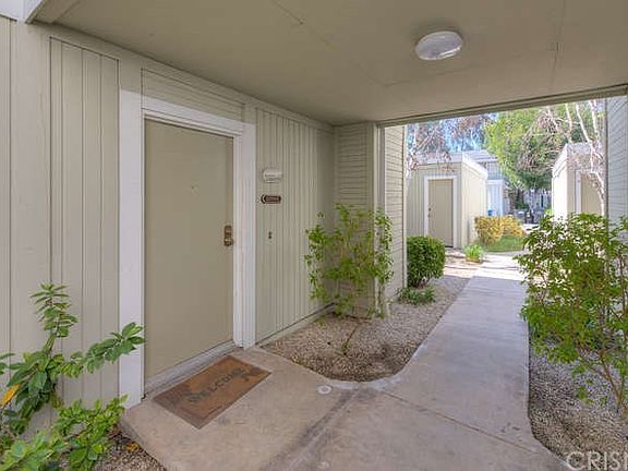 3rd image of 22105 Burbank Blvd Unit 2