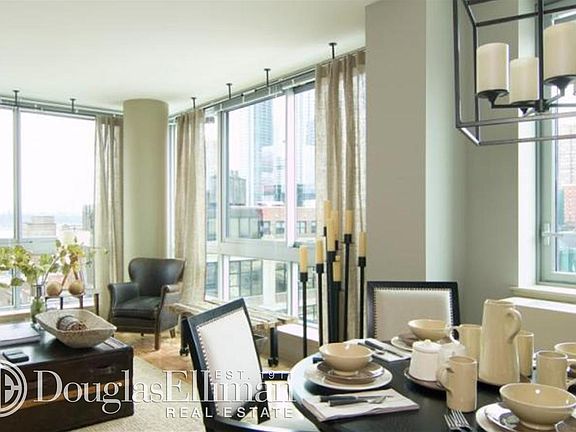 2nd image of 455 W 37th St APT 821
