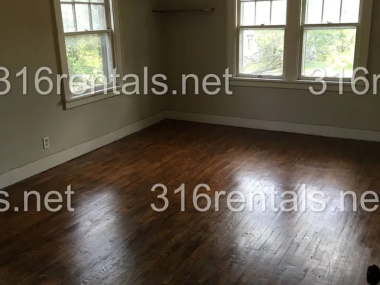 419 E 6th St — Photo 7