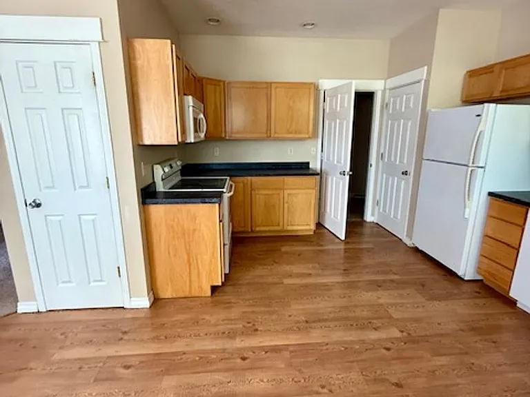 226 E River Rock Rd — Photo 6
