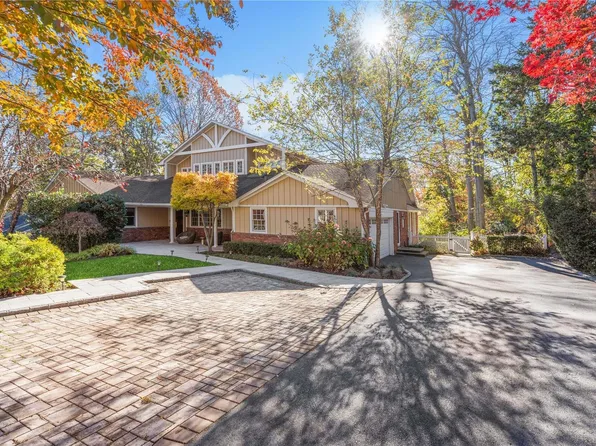 45 Peach Drive, East Hills, NY 11576