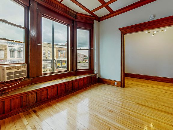 4th image of 127 S Main St #1B