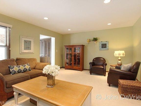 3rd image of 3044 Pinedale Dr SW
