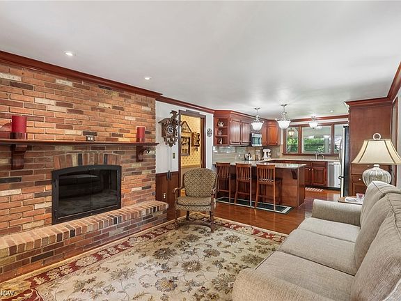 4th image of 422 Glenwoods Ct