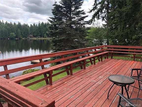 Lots of room to entertain your guests while looking at the lake! 