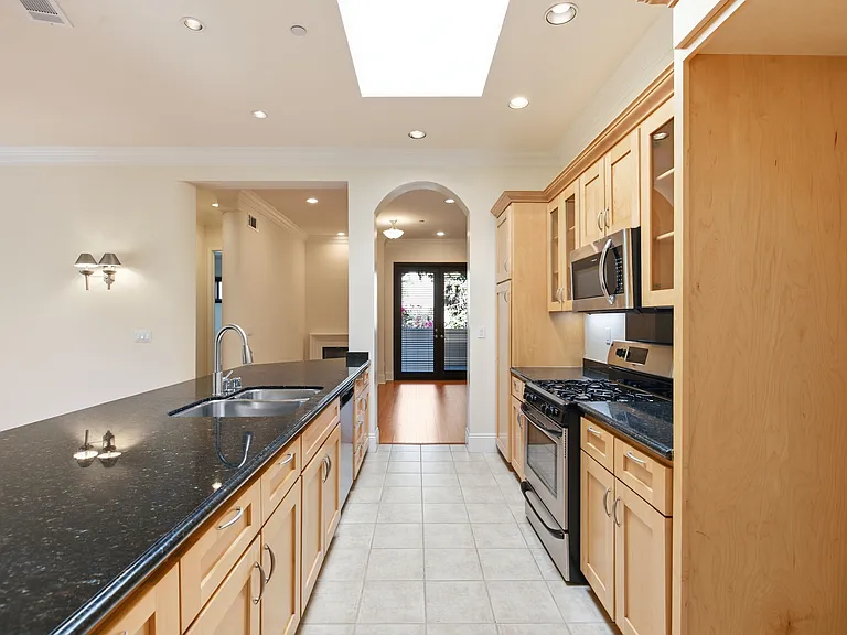 10305 Almayo Ave #404 — Photo 13