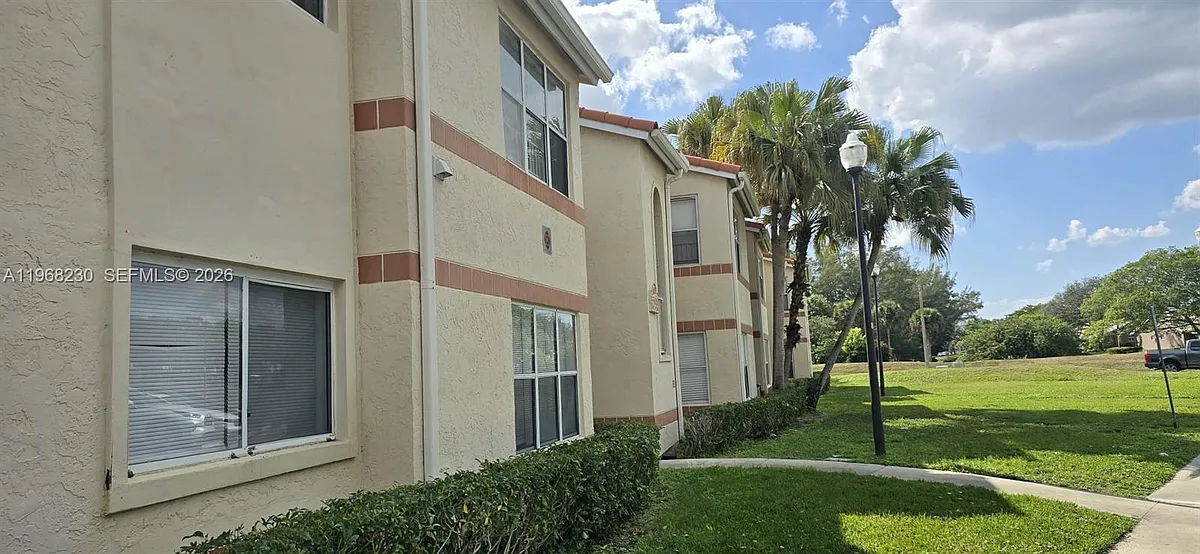 Building Photo - 3300 Pinewalk Dr N #1911