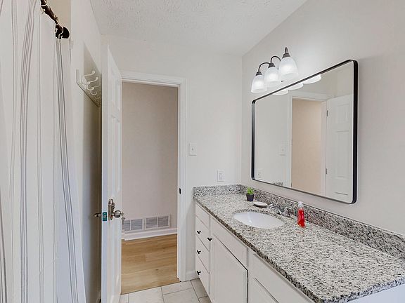 Shared Bathroom for Rooms 4,5,6