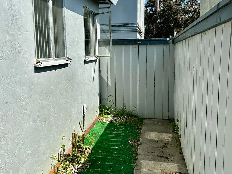 949-955.5 Opal St — Photo 19