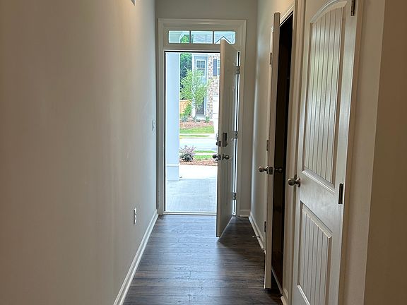 Foyer, Garage door, Mudroom