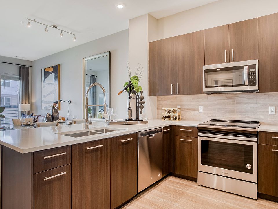 Our chef-inspired kitchens feature designer finishes and stainless steel appliances