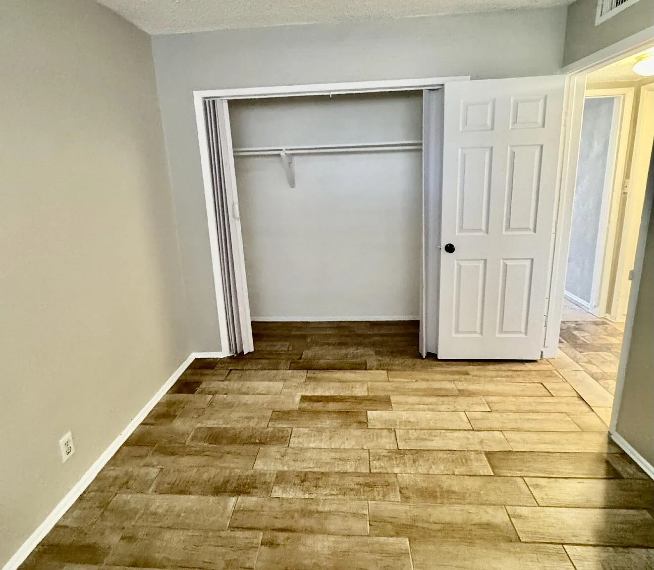 2 bed, 1.0 bath, 754 sqft, $1,050 — Photo 2