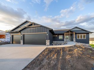 1004 S Moonlight Cir, Brandon, SD 57005
