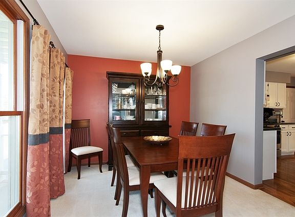 3rd image of 305 Carrie Ct