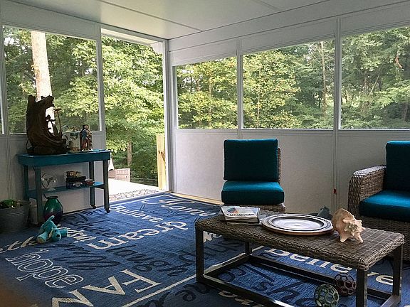 Screened room off kitchen 