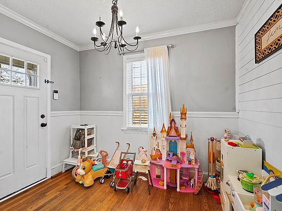 5th image of 202 Sproles Ave E
