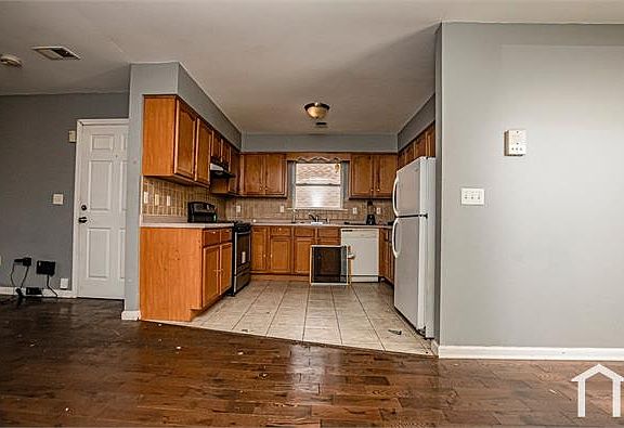 2nd image of 914 S 18th St Floor 2