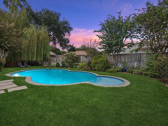 3rd image of 11402 Overbrook Ln