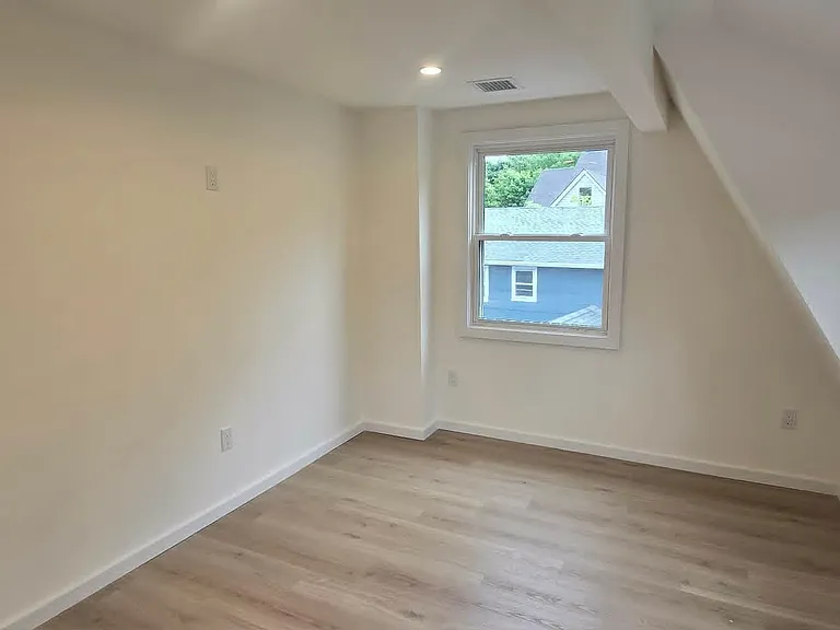 90 Nassau Rd — Photo 12