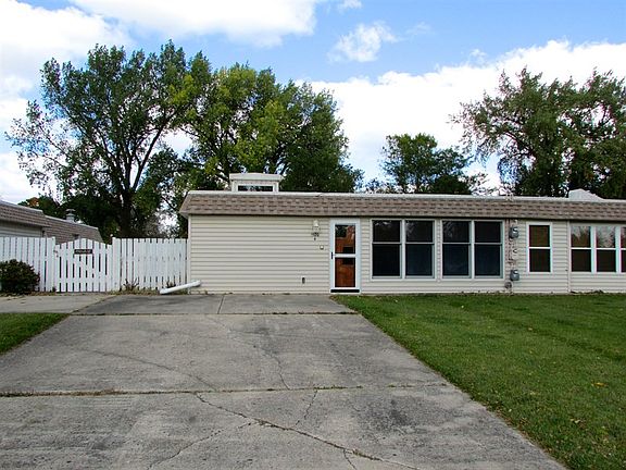 2nd image of 1500 Country Club Dr Unit 4