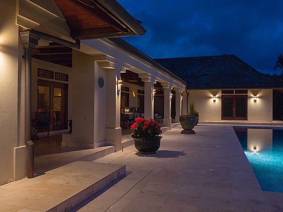 Lanai / Poolside Dining Area