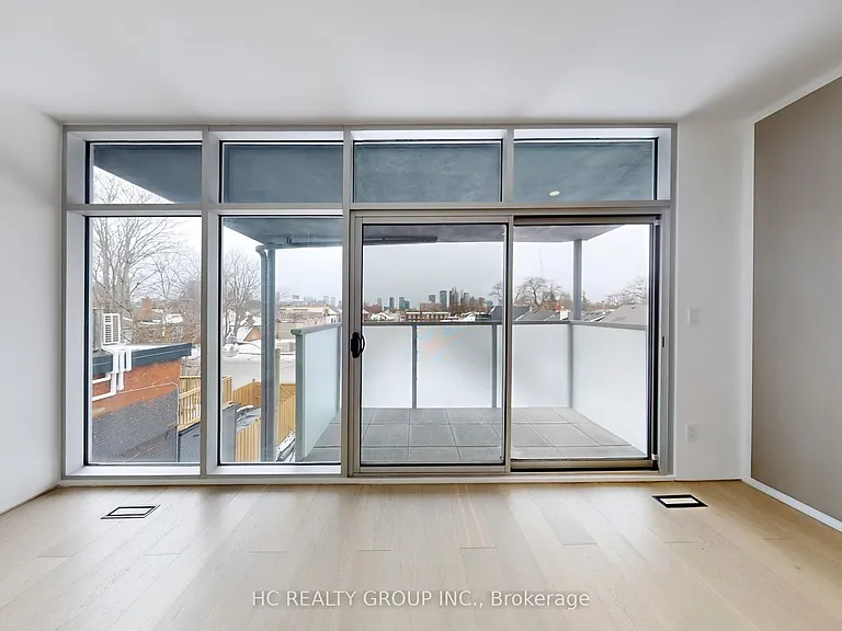 899 Dundas St W #UPPER — Photo 12