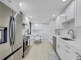 300 Winston Dr APT 910, Cliffside Park, NJ 07010