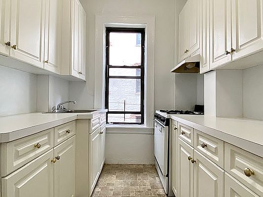 5th image of 189 Claremont Ave APT 55